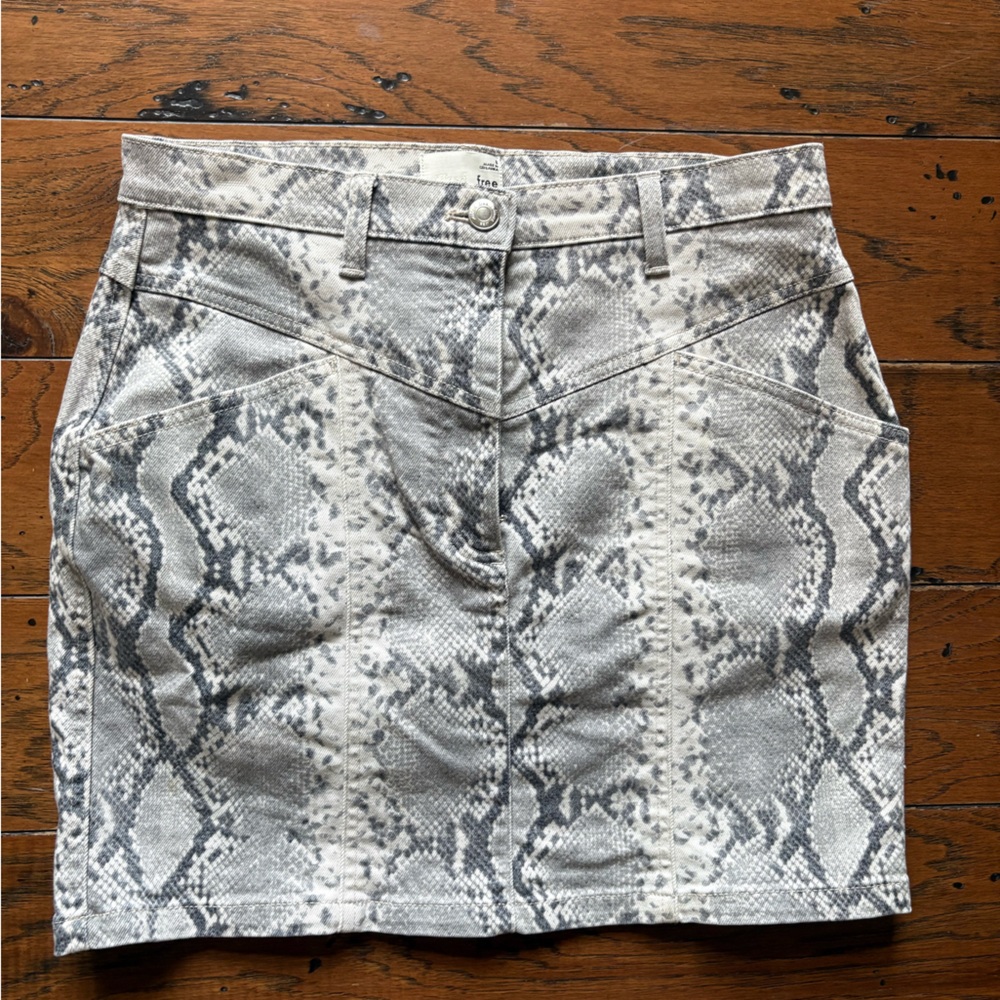 Snake print mini, zip fly and pockets.  Size 8 Wilfred free